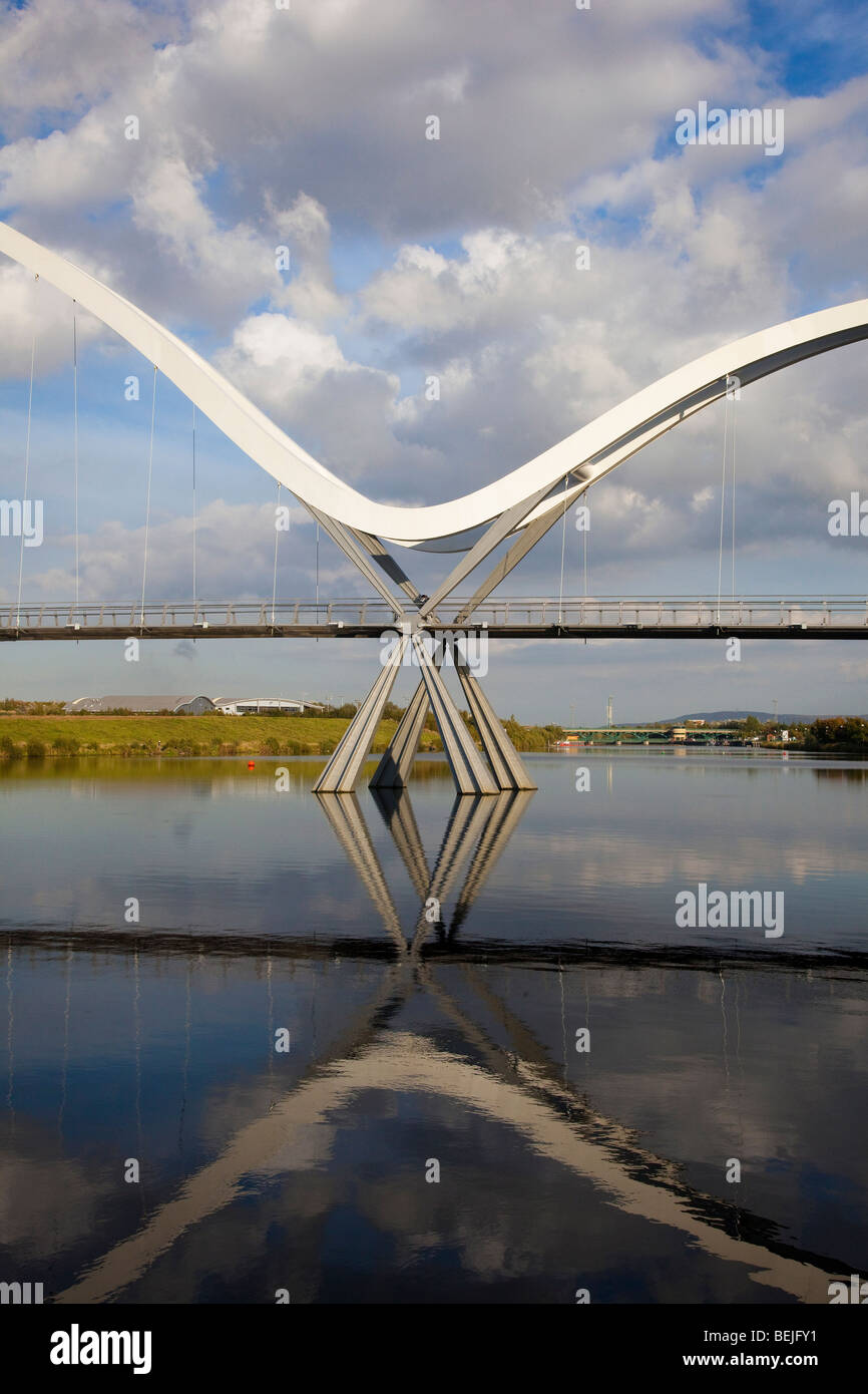 Passerelle piétonne et cyclable à l'infini. Passerelle avec arcs asymétriques mathématiques à Thornaby-on-Tees, Middlesborough, Teesside. Banque D'Images