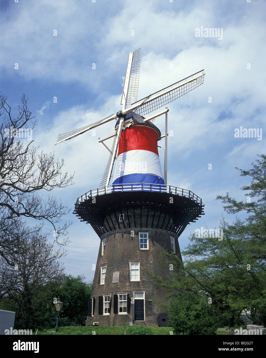 Avec un moulin à vent hollandais à Leiden, Hollande couleurs Banque D'Images