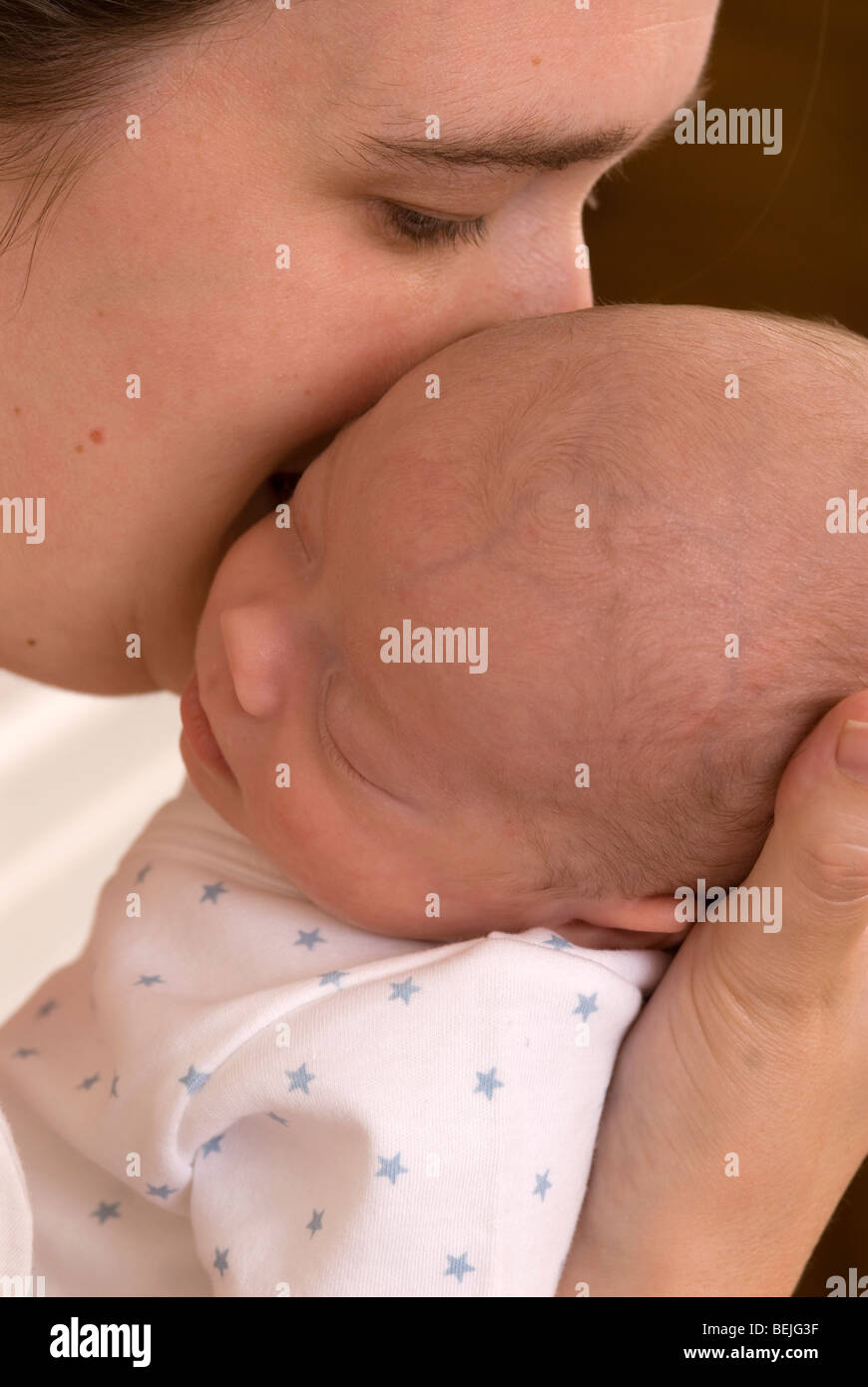 Mère de câlins et baisers baby boy, 11 semaines Banque D'Images