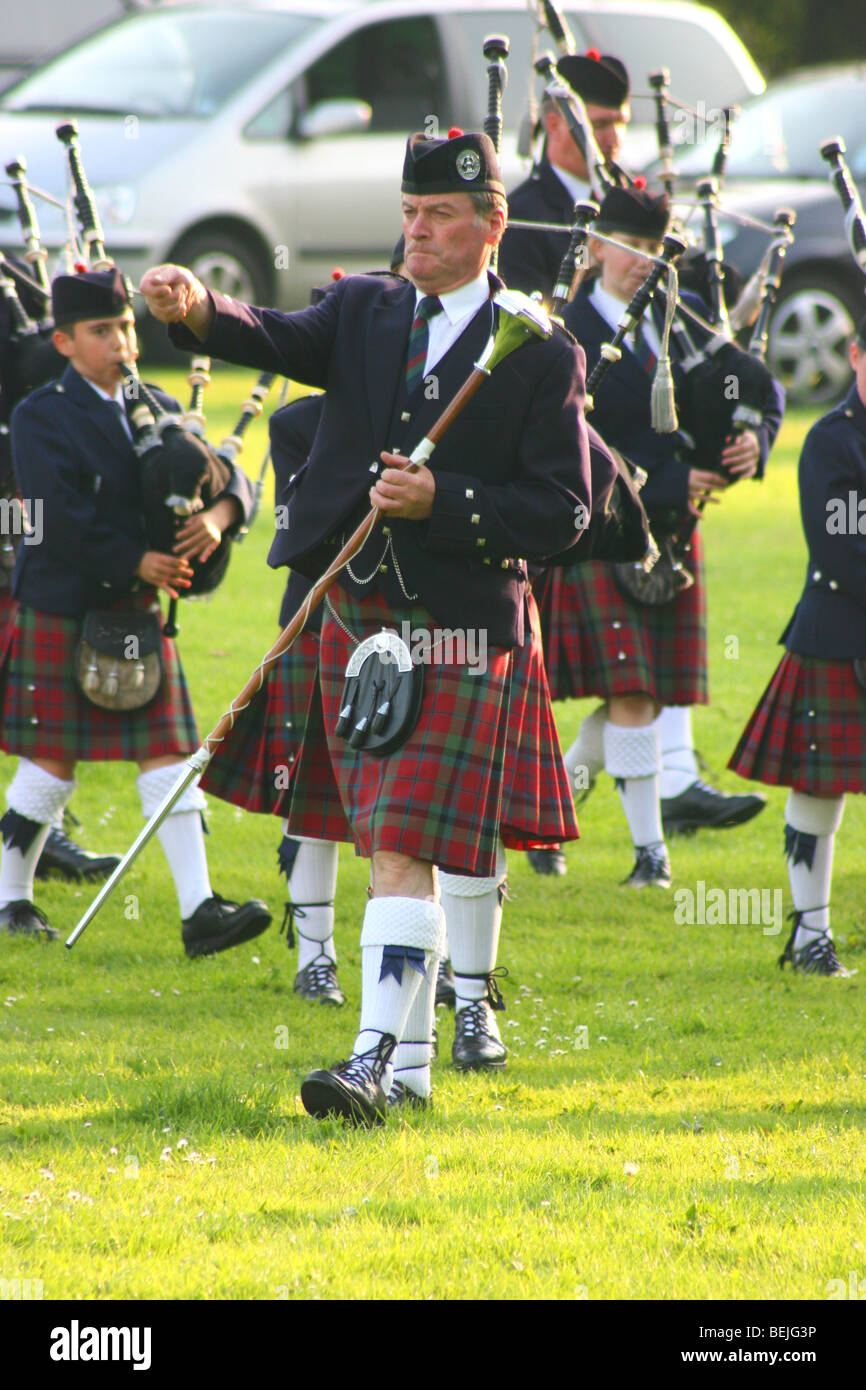 Le Vale d'Atholl Pipe Band lors d'une nuit à Pitlochry, Highland Perth and Kinross, en Écosse Banque D'Images