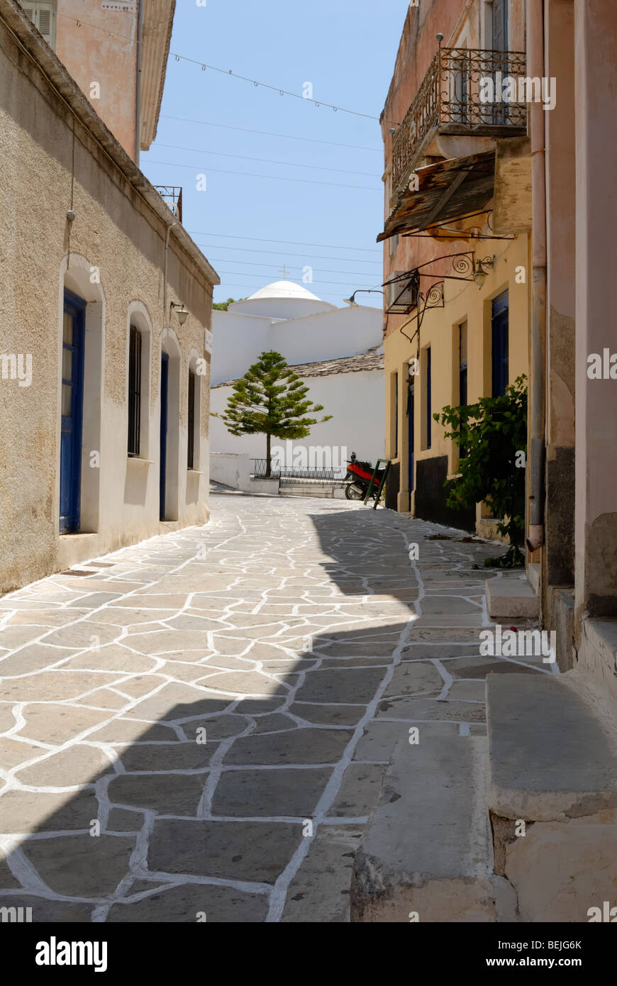 Une belle vue sur la ruelle au coeur du petit village historique de Halki. Halki, Tragaea, Naxos, Cyclades, Grèce, Europe. Banque D'Images