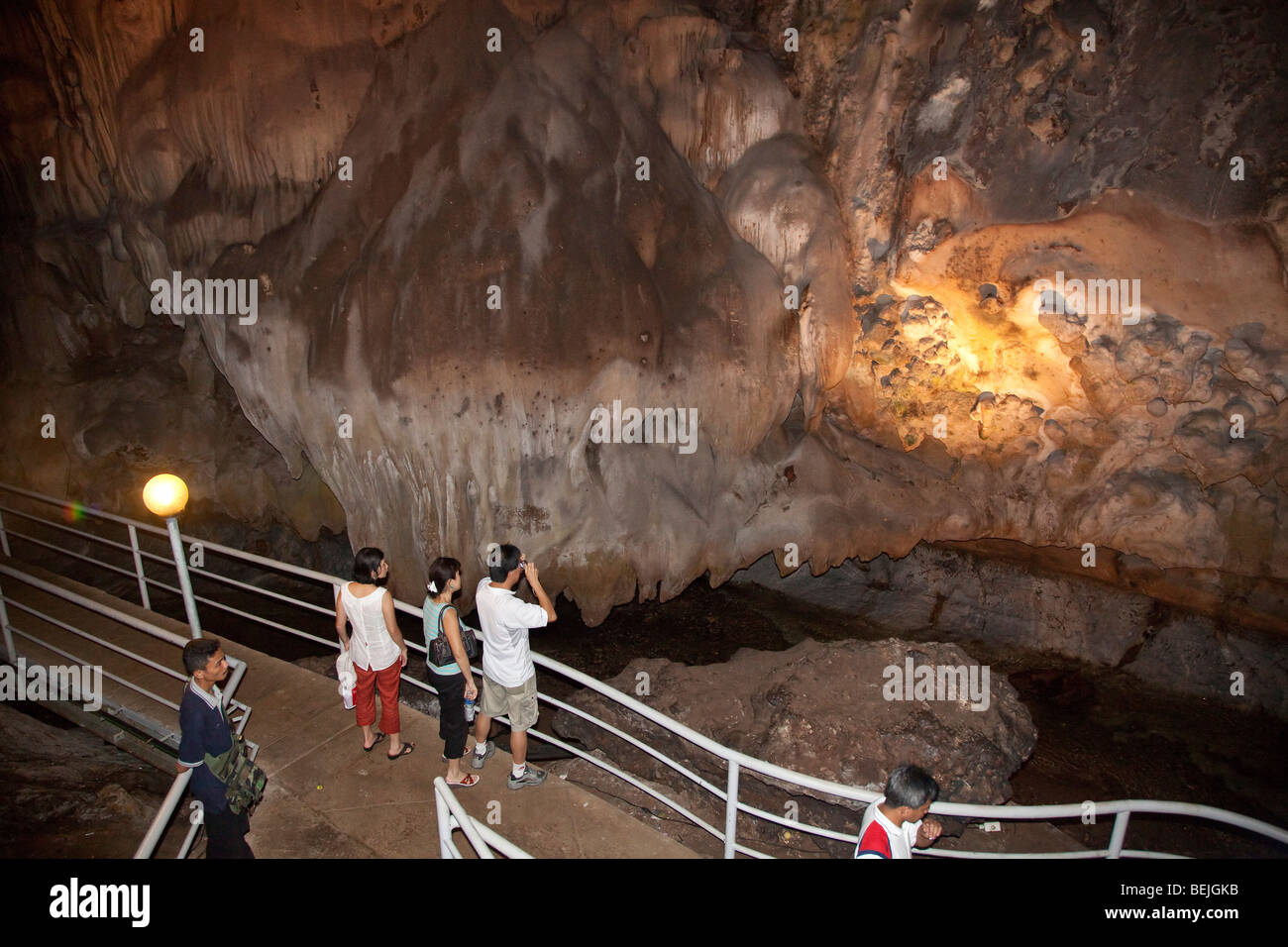 Gua Tempurung cave intérieur montrant les touristes d'admirer les formations rocheuses Banque D'Images