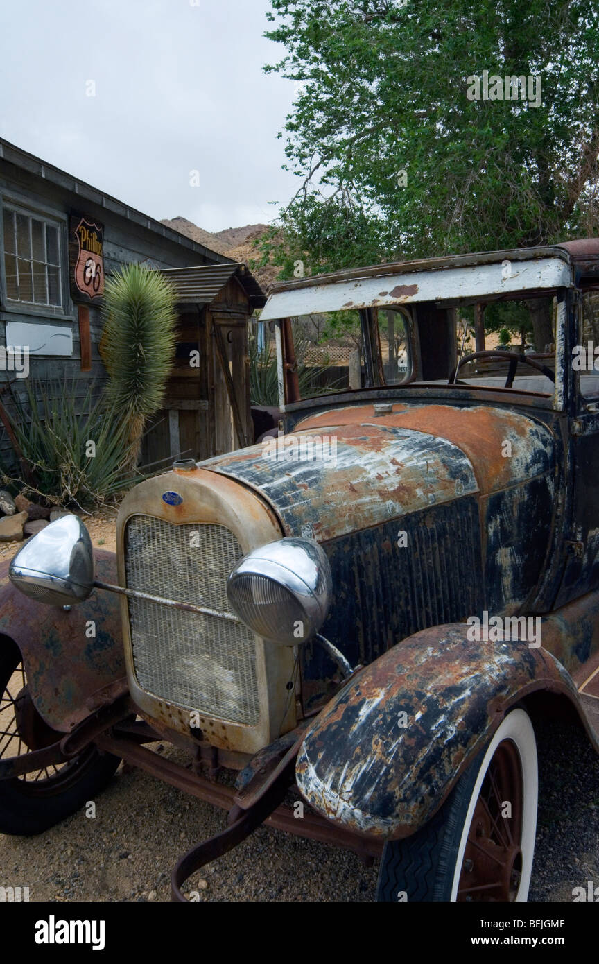 Vieille Ford voiture d'époque le long de la Route 66 au magasin général de la ville fantôme de micocouliers en Arizona, États-Unis Banque D'Images