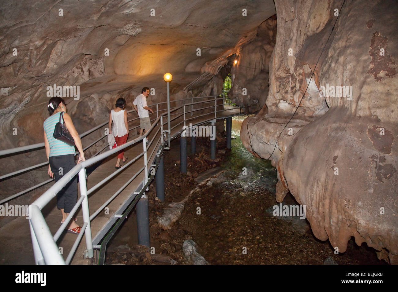 Gua Tempurung cave interior showing touristes admirant le sol en stream sous la passerelle Banque D'Images