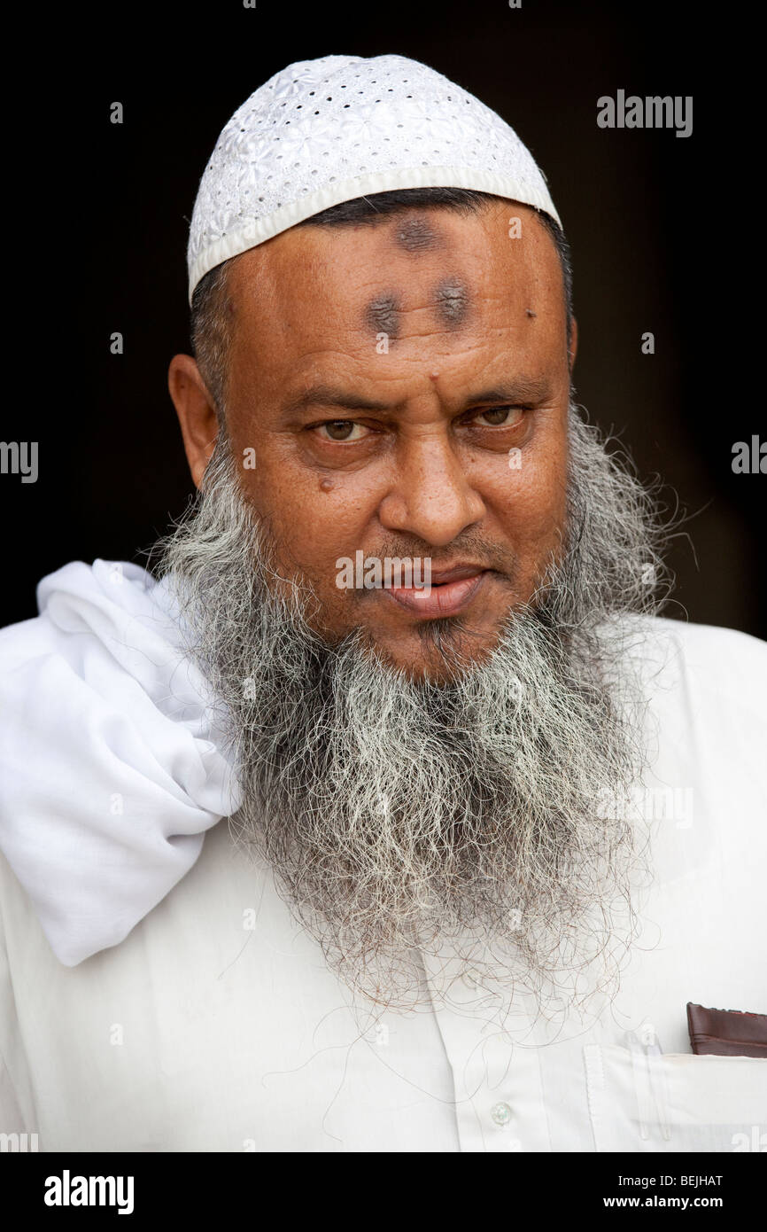 L'homme musulman avec zebibas ou raisins, front de bosses prière prière répétée au cours de la prosternation à Bagerhat Bangladesh Banque D'Images