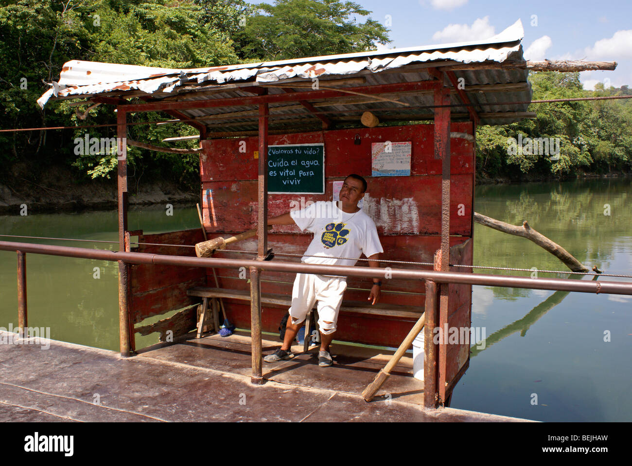 Fonctionnement manuel opérateur de ferry de la rivière près de la ville de Axtla de Terrazas, région Huasteca, État de San Luis Potosi, Mexique Banque D'Images Fonctionnement manuel opérateur de ferry de la rivière près de la ville de Axtla de Terrazas, région Huasteca, État de San Luis Potosi, Mexique Banque D'Images