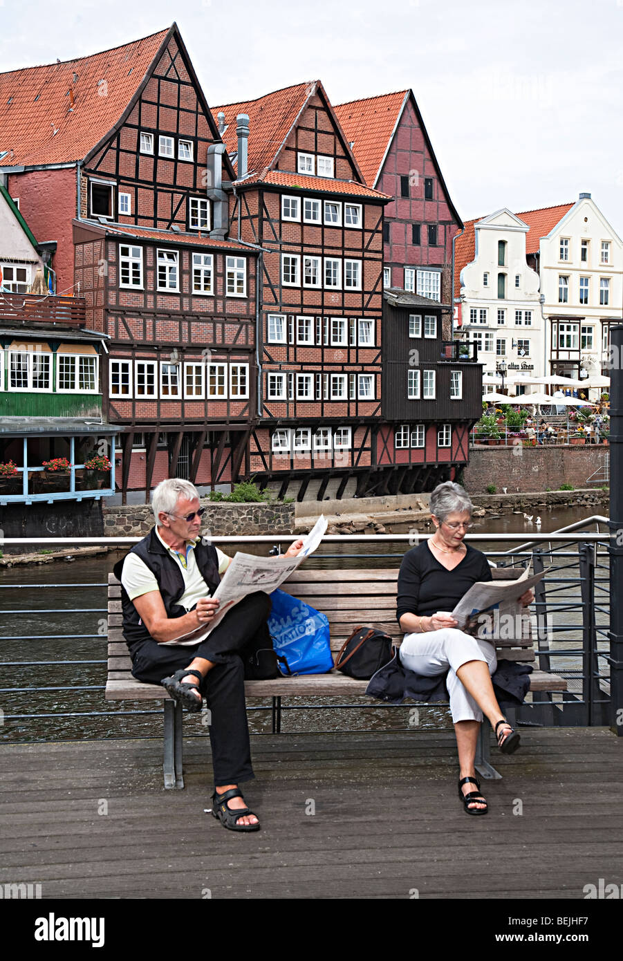 L'homme et de la femme de lire les journaux de l'Allemagne Luneburg Banque D'Images