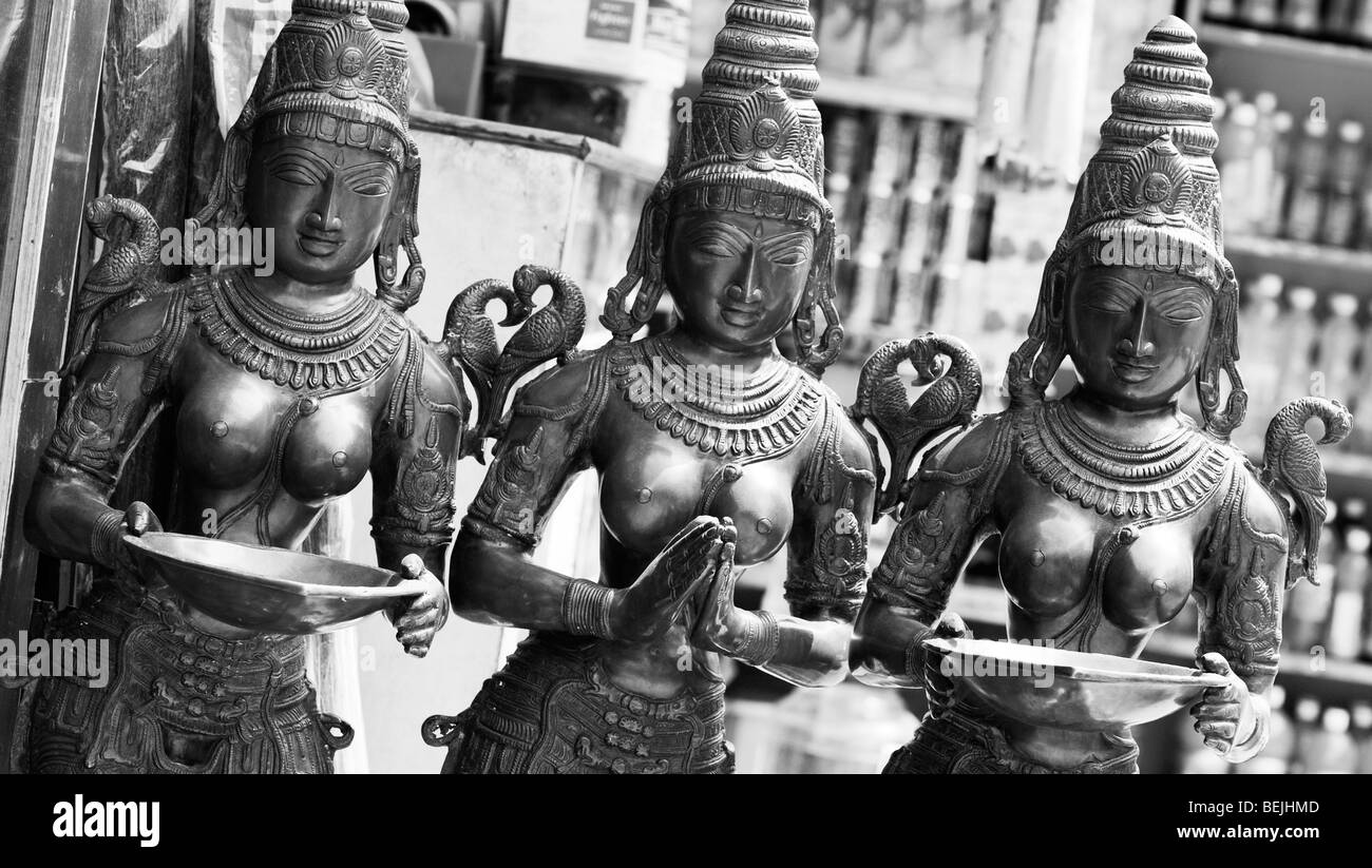 Déesse hindoue indienne statues déité en dehors d'une vitrine en Inde. Monochrome Banque D'Images