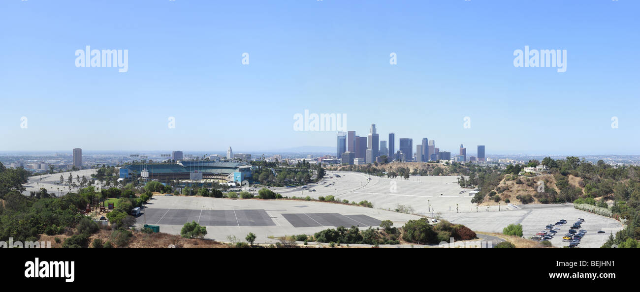 Aperçu panoramique : Los Angeles Downtown Skyline et le Dodger Stadium Banque D'Images