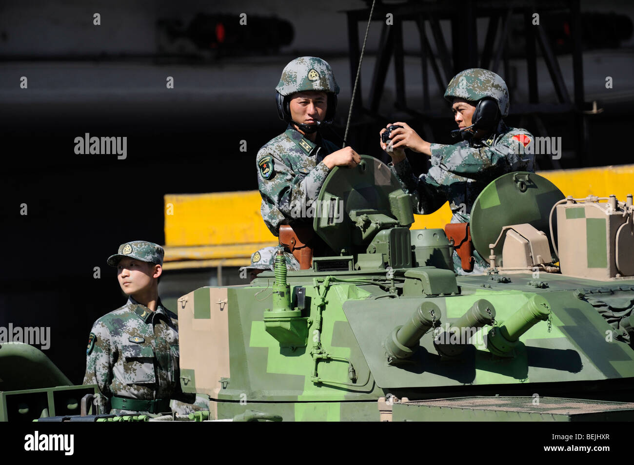Défilé militaire marquant Chines 60e anniversaire de la République populaire de Chine, les soldats sur un réservoir. 01-Oct-2009 Banque D'Images