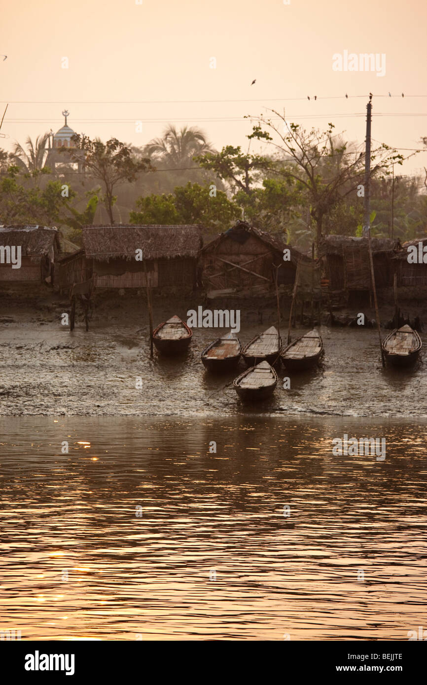 Vu de la Fusée : Petits bateaux le long du Brahmapoutre au Bangladesh Banque D'Images