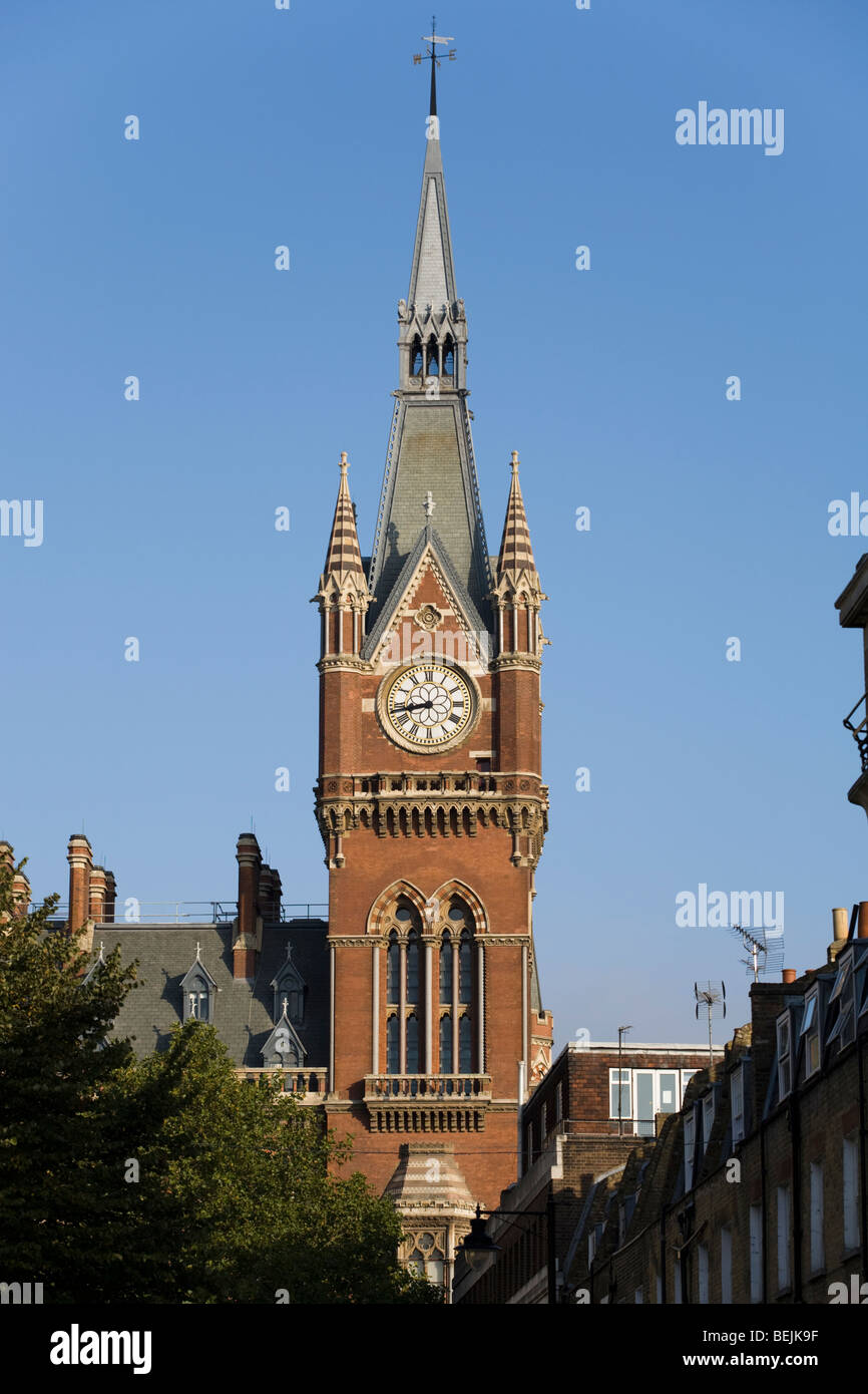 La tour de l'horloge de la gare de St Pancras, & partie de St Pancras Chambers building - anciennement Midland Grand Hotel. Londres. UK Banque D'Images