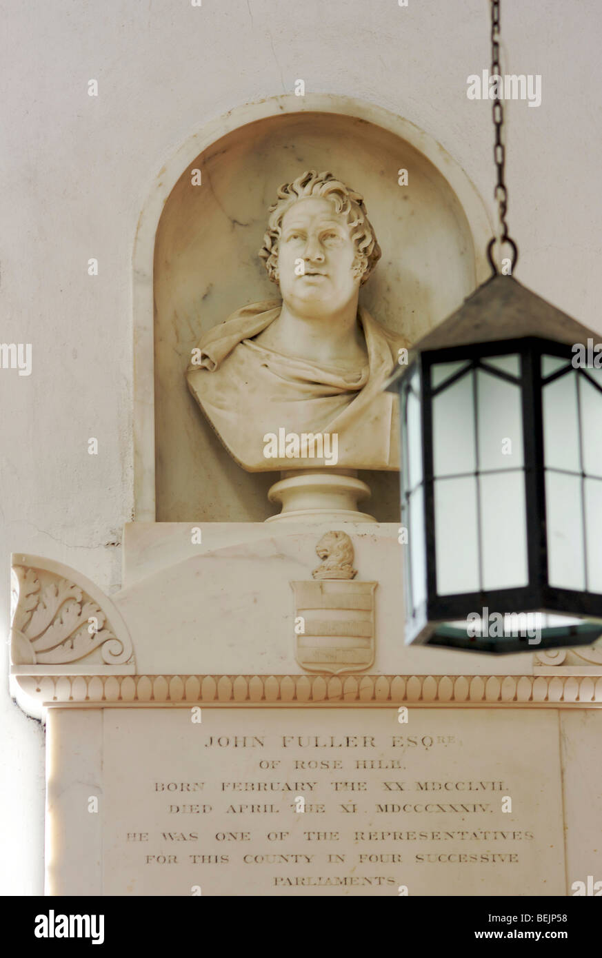 Mémorial à John Fuller, Mad Jack Fuller, dans Brightling'eglise au Sussex, UK. Il a été enterré dans une grande pyramide dans la cour Banque D'Images