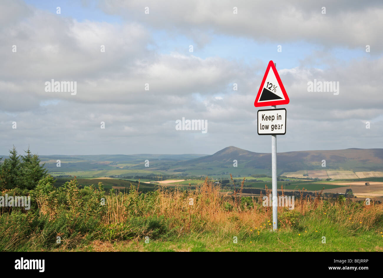 Panneau routier indiquant forte pente à Correen Hills, dans l'Aberdeenshire, Ecosse, Royaume-Uni avec Appuyez sur O'Noth en arrière-plan. Banque D'Images