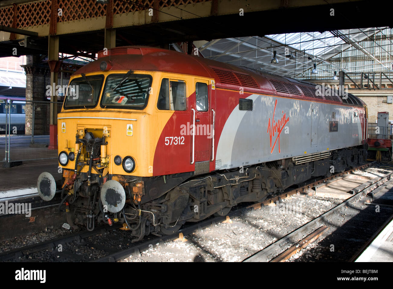 Classe 57 Vierges 'locomotive Thunderbirds - Le capot' debout dans une baie à la gare de Crewe. N° 57312 Banque D'Images