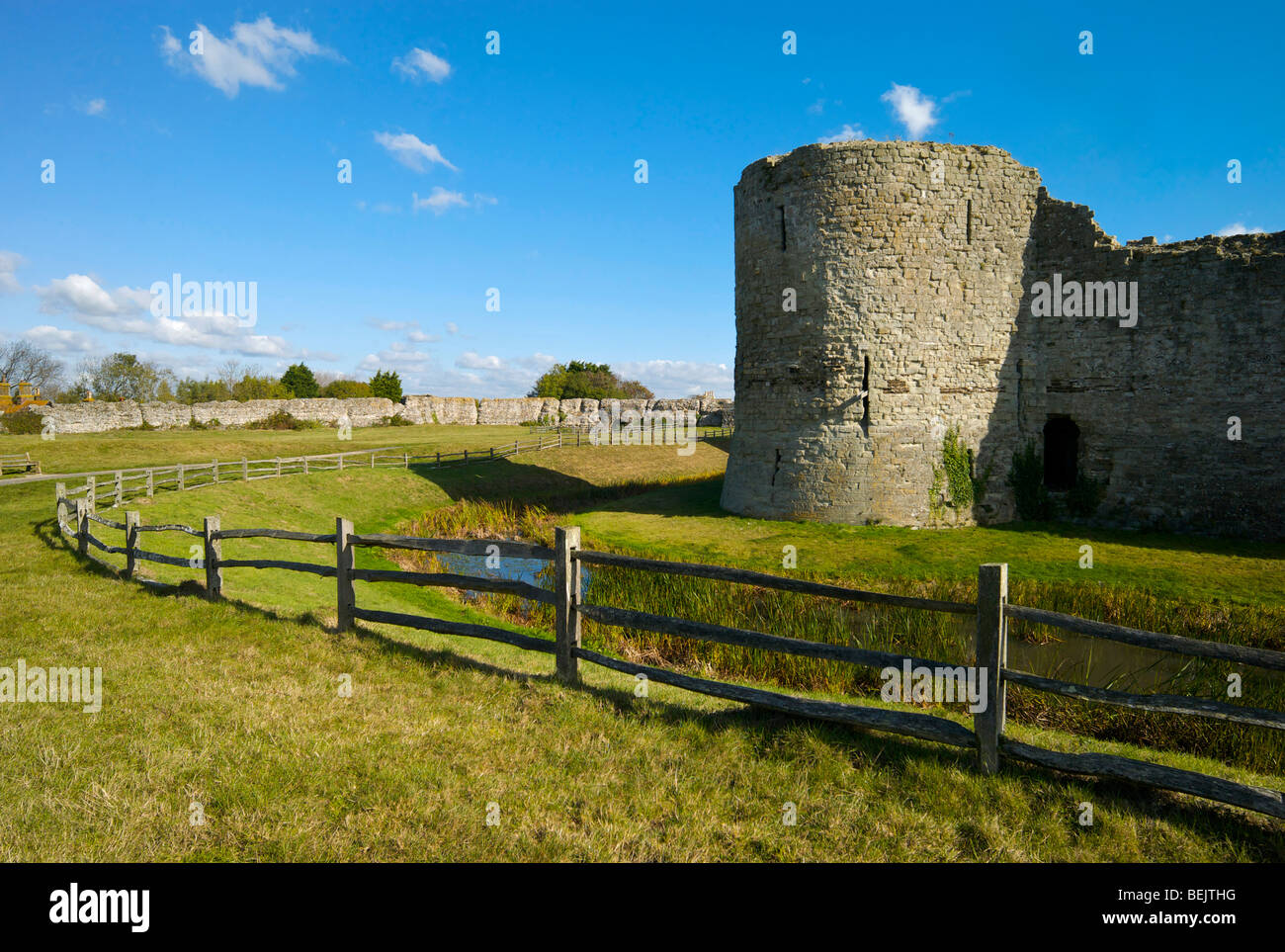 Ruines du château de Pevensey construit dans le reste des murs d'un fort romain à Sussex UK près de l'endroit où l'invasion normande a commencé. Banque D'Images