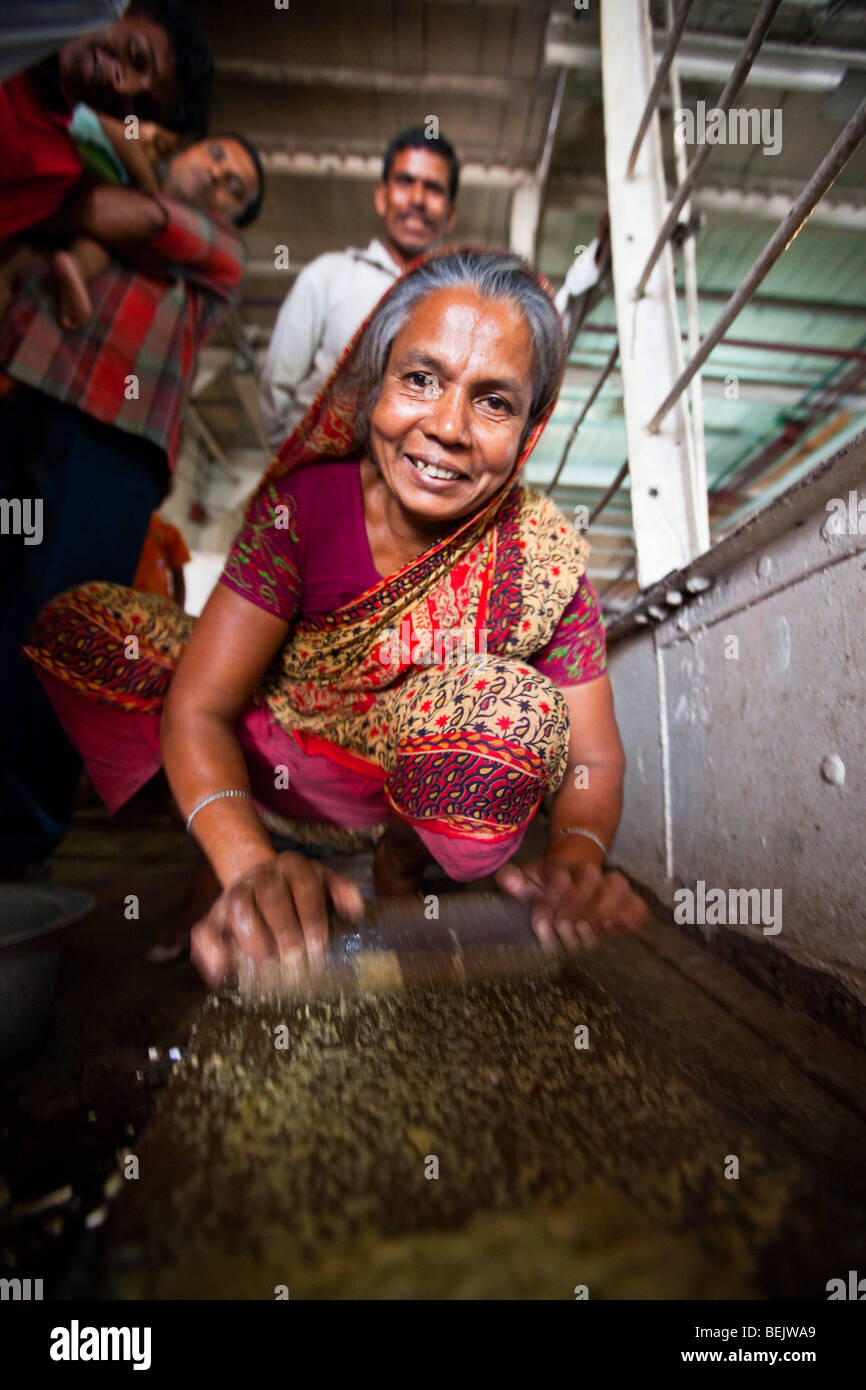 Femme cuisson sur le Rocket Pédalo au Bangladesh Banque D'Images