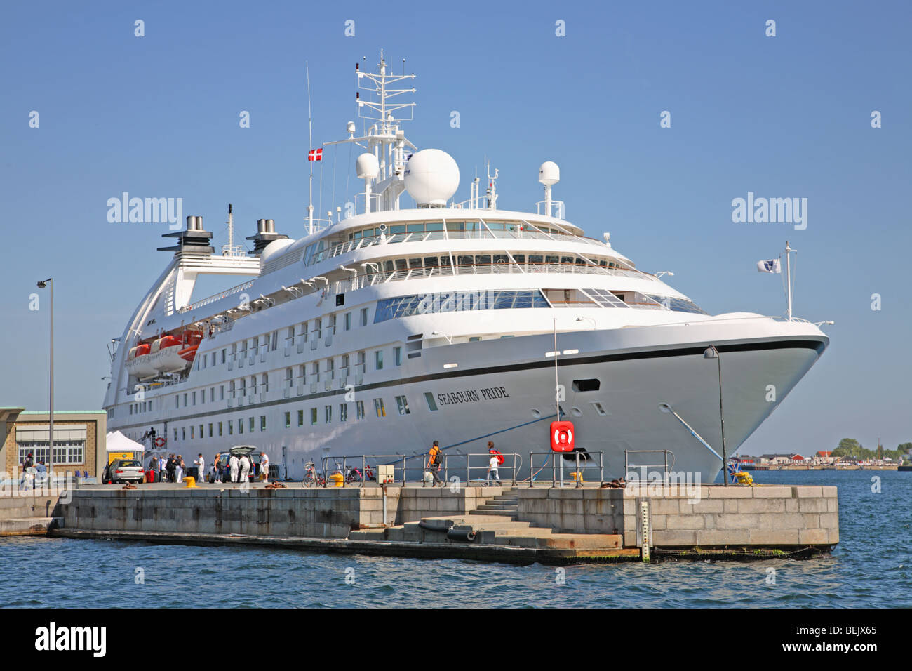 Le bateau de croisière le MS Seabourn Pride appelant au port de Copenhague, Danemark, amarré près de l'ancienne maison de coutume juste au sud de la jetée de Langelinie. Banque D'Images