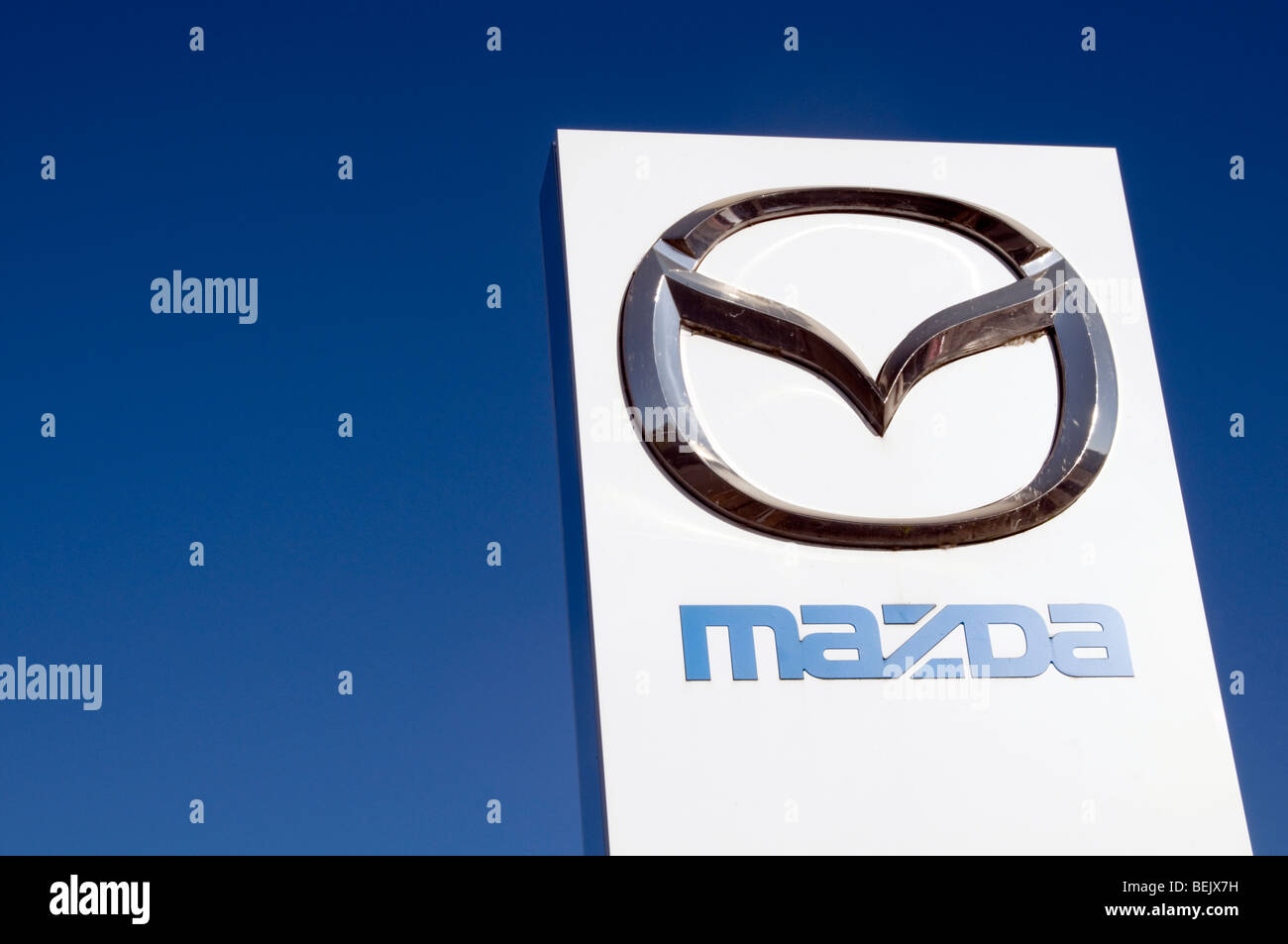 Location De Voitures Mazda Fabricant Bouilloire Japon Import Pour Importer Des Vehicules Importes De Marque Du Vehicule Marque Logo Mascotte De Capot Photo Stock Alamy