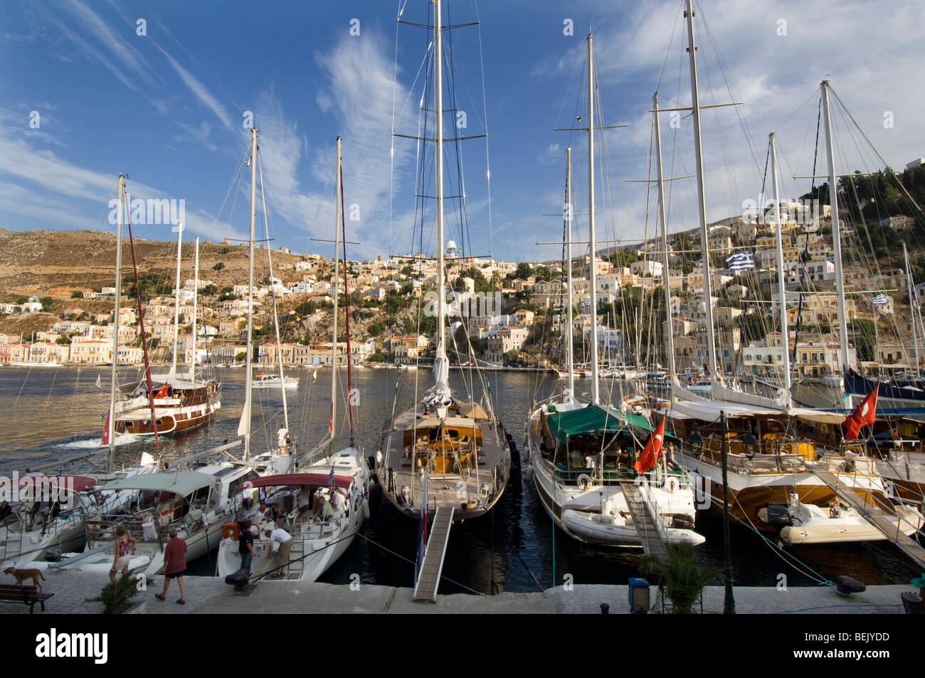 Yachts dans le port Yialos sur l'île de Symi Dodécanèse grec avec les maisons néo-classiques de la ville en arrière-plan. Banque D'Images