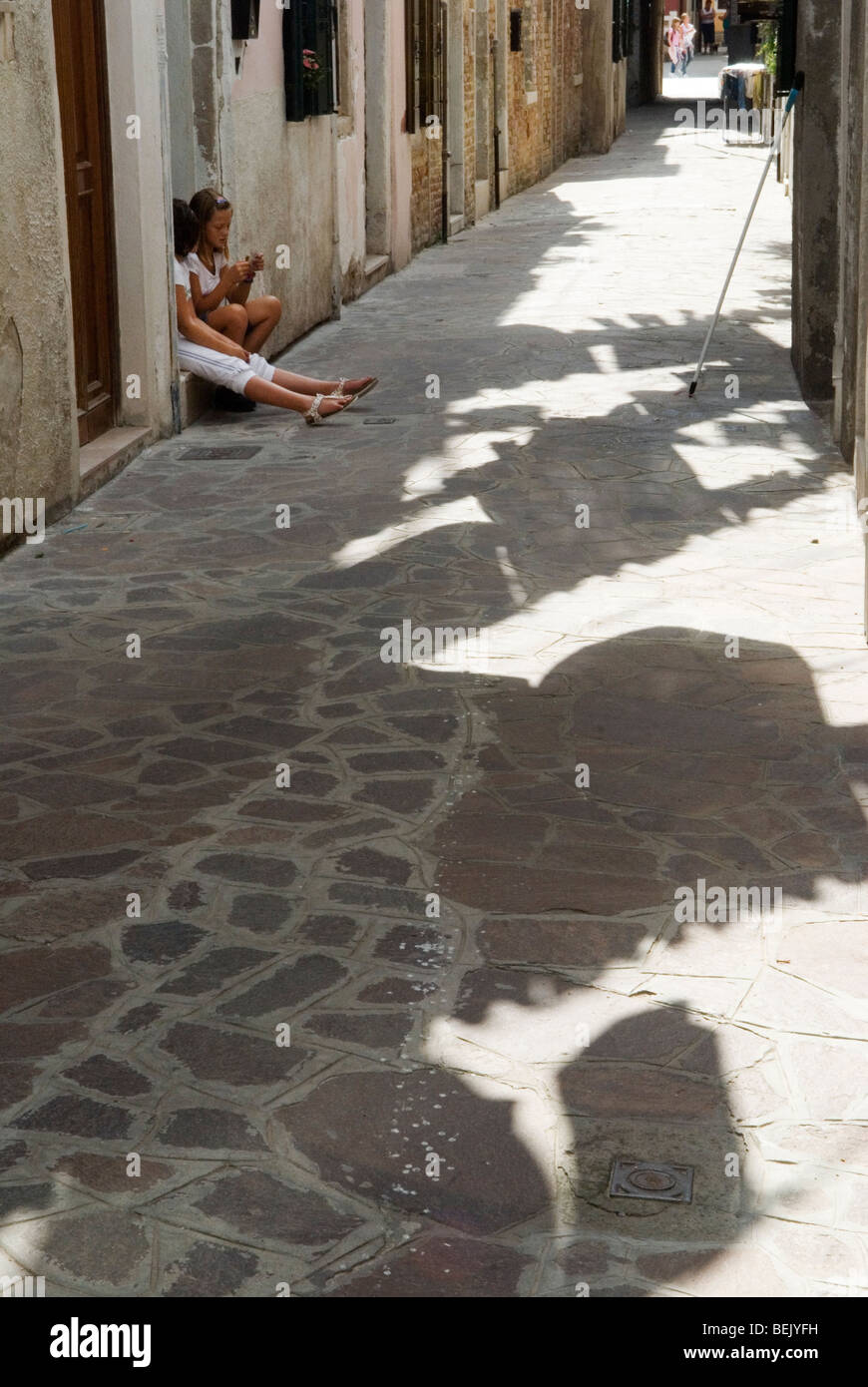 Venise Italie. Les enfants de rue entre le logement public lave en train de sécher dehors Arsenale Venise. HOMER SYKES Banque D'Images