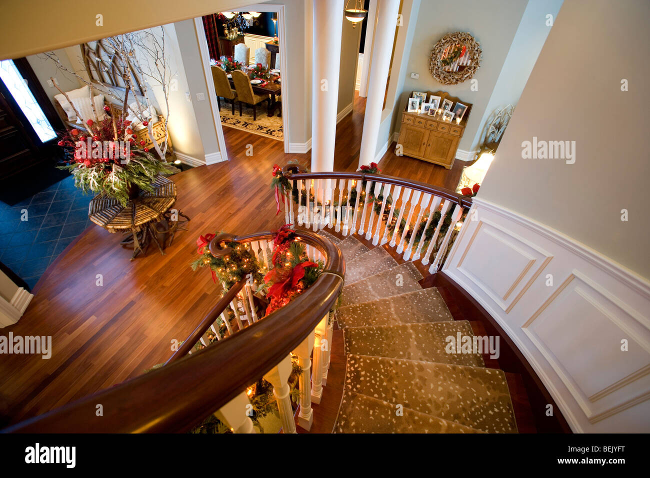 Escalier incurvé élégant avec des décorations de Noël Banque D'Images