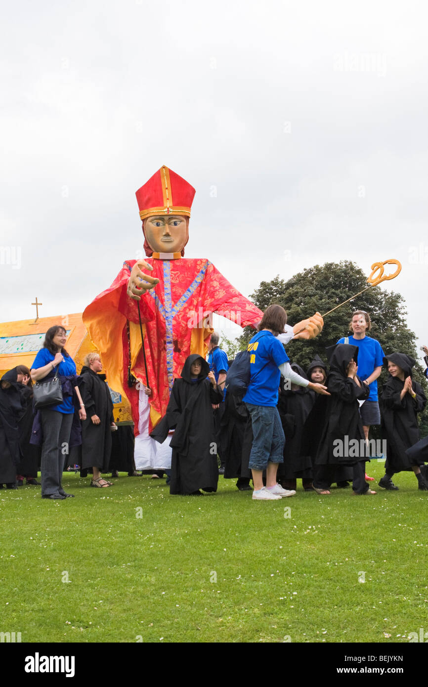 Marionnettes géantes d'un évêque de St Albans en albantide pèlerinage Banque D'Images