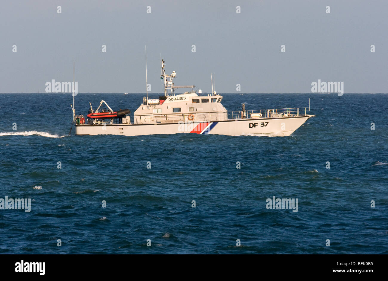 La douane française le bateau de patrouille en mer près de Dunkerque, France Banque D'Images