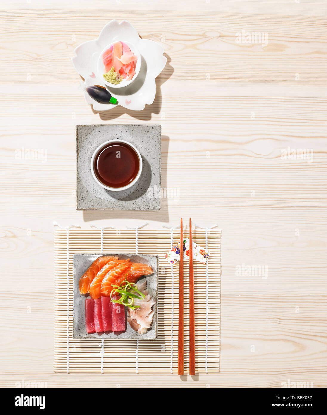 Sushi servi avec le gingembre, la sauce soja, le wasabi et le miso Banque D'Images