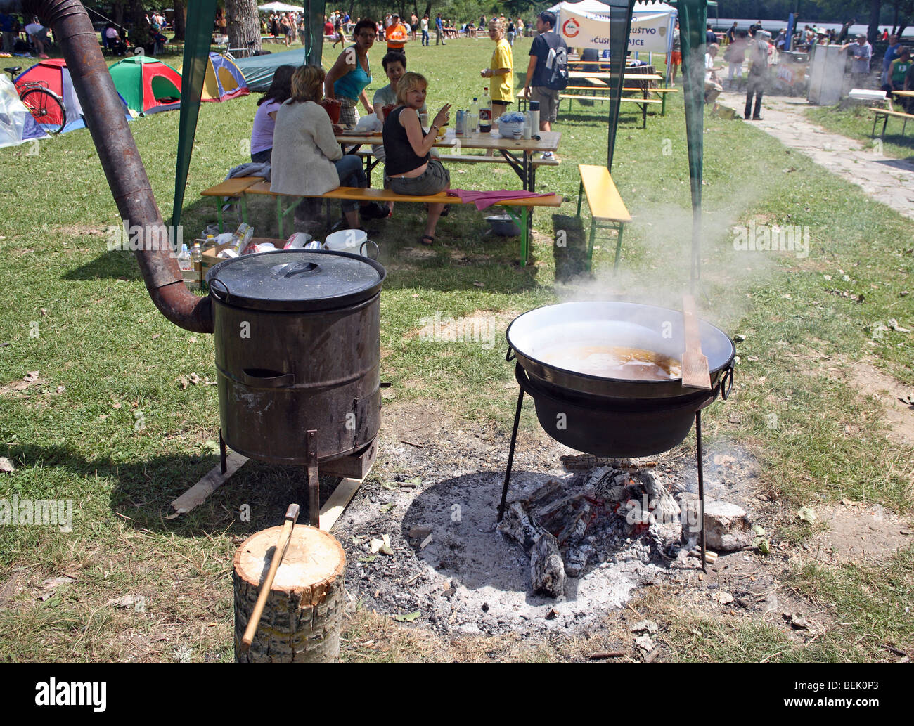 La préparation des aliments cuisine extérieure sur feu ouvert. Banque D'Images