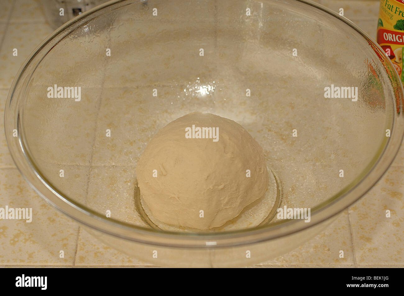 Façonner la pâte pour lui permettre d'augmenter. En préparation de la pâte pour la cuisson du pain au levain rustique siciliano volet. Banque D'Images