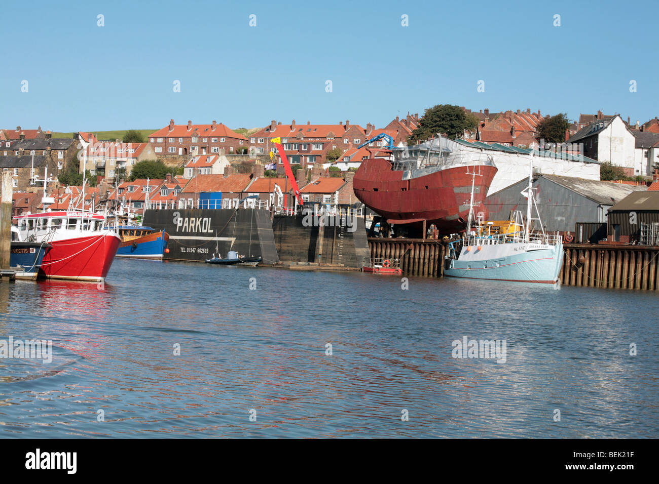 Trawler en construction au chantier naval Marine Quai Parkol Eskside Whitby North Yorkshire Angleterre Banque D'Images