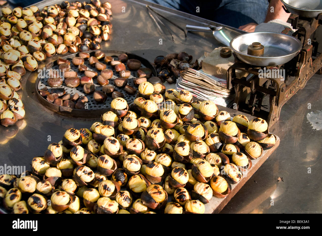 Istanbul Istiklal Caddesi Beyoglu grillées châtaignes châtaigne Banque D'Images