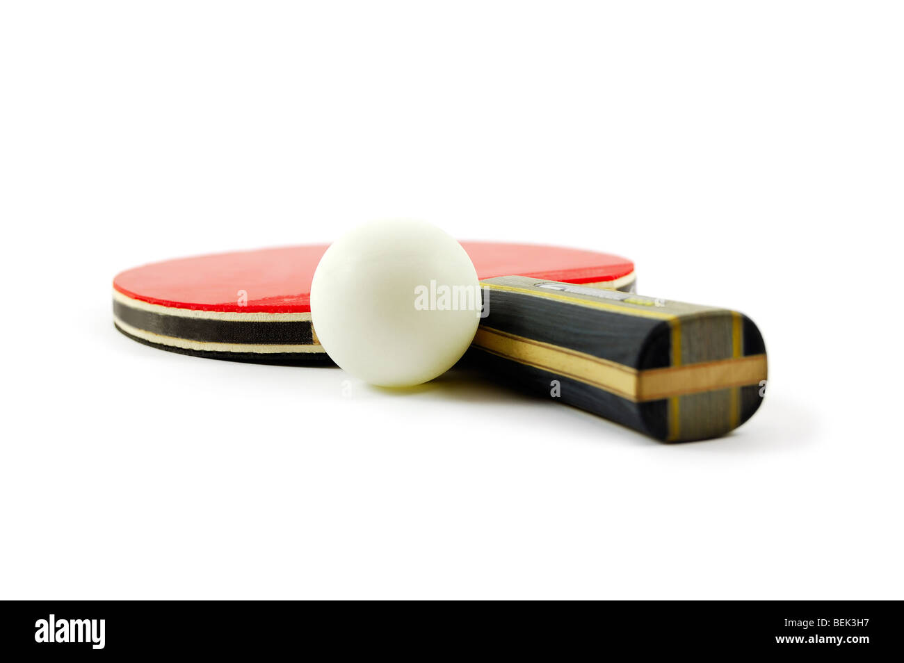 Raquette de tennis de table et la bille isolé sur fond blanc Banque D'Images
