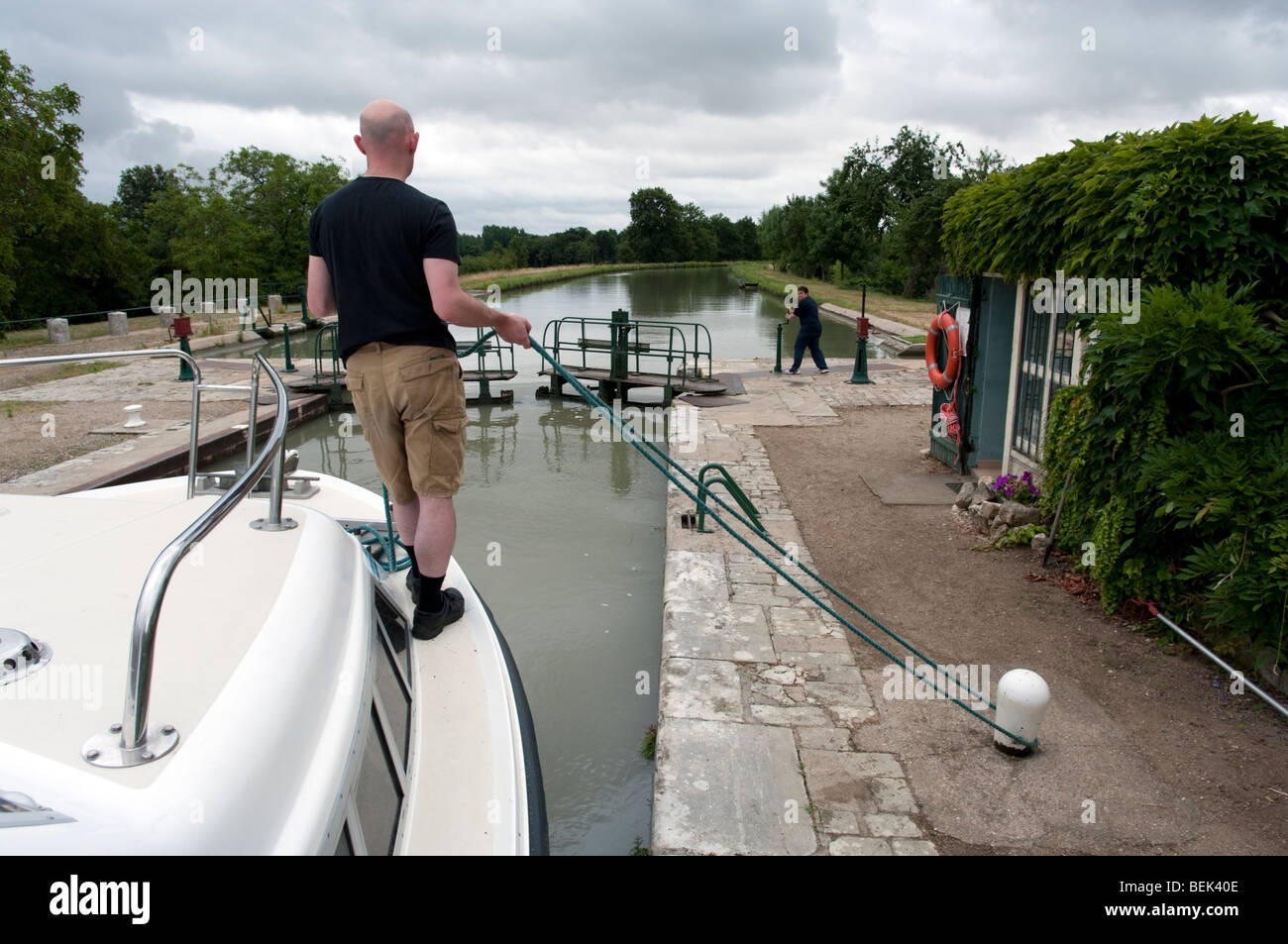 Bateau va dans l'écluse sur le Canal latéral à la Loire, Cher, France Banque D'Images