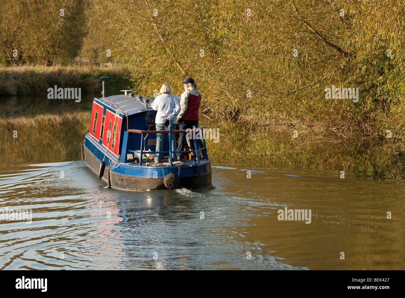 Barge cruising la Tamise à l'automne près de Newbridge, Oxfordshire, UK Banque D'Images