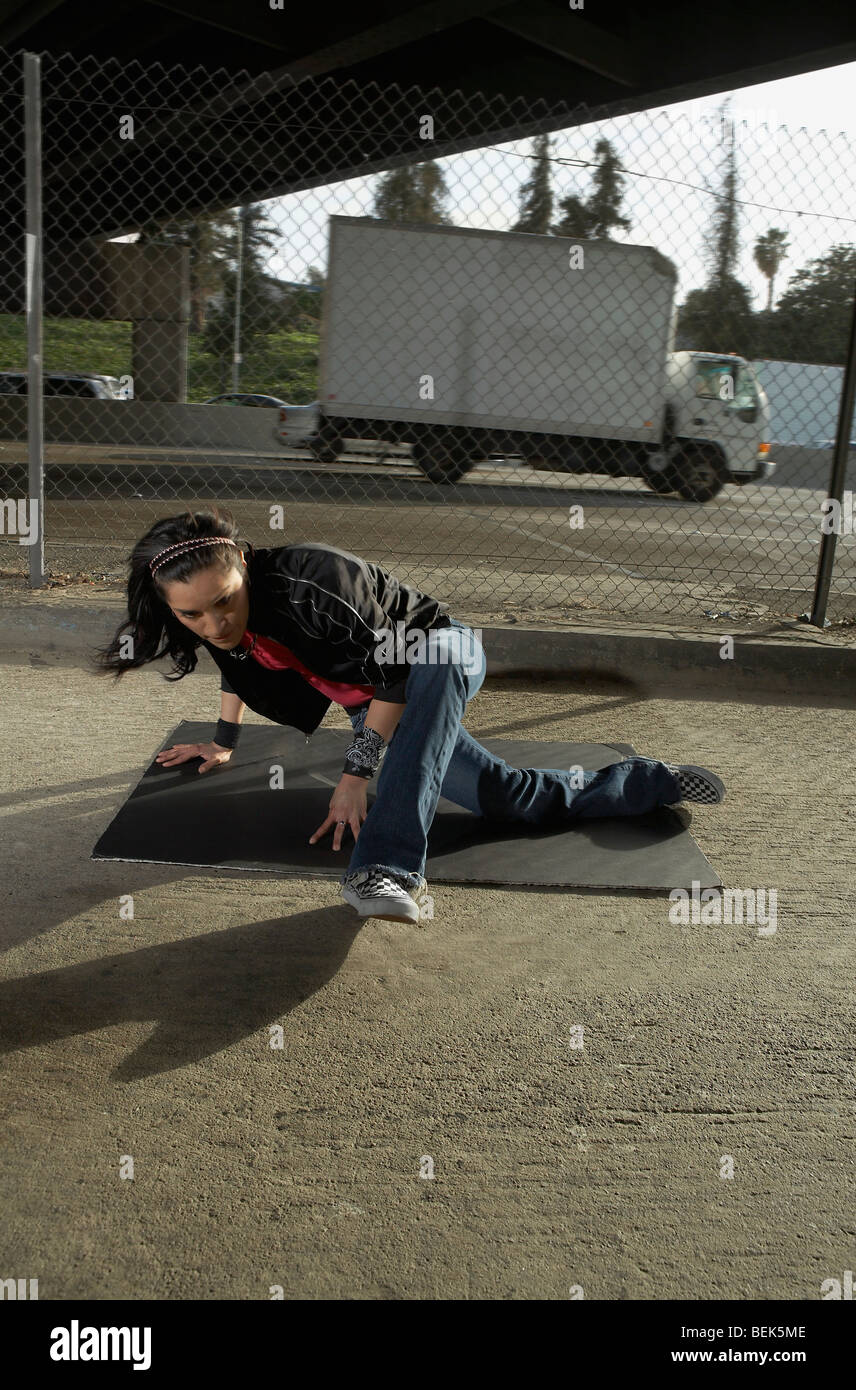 Jeune femme le break dance Banque D'Images