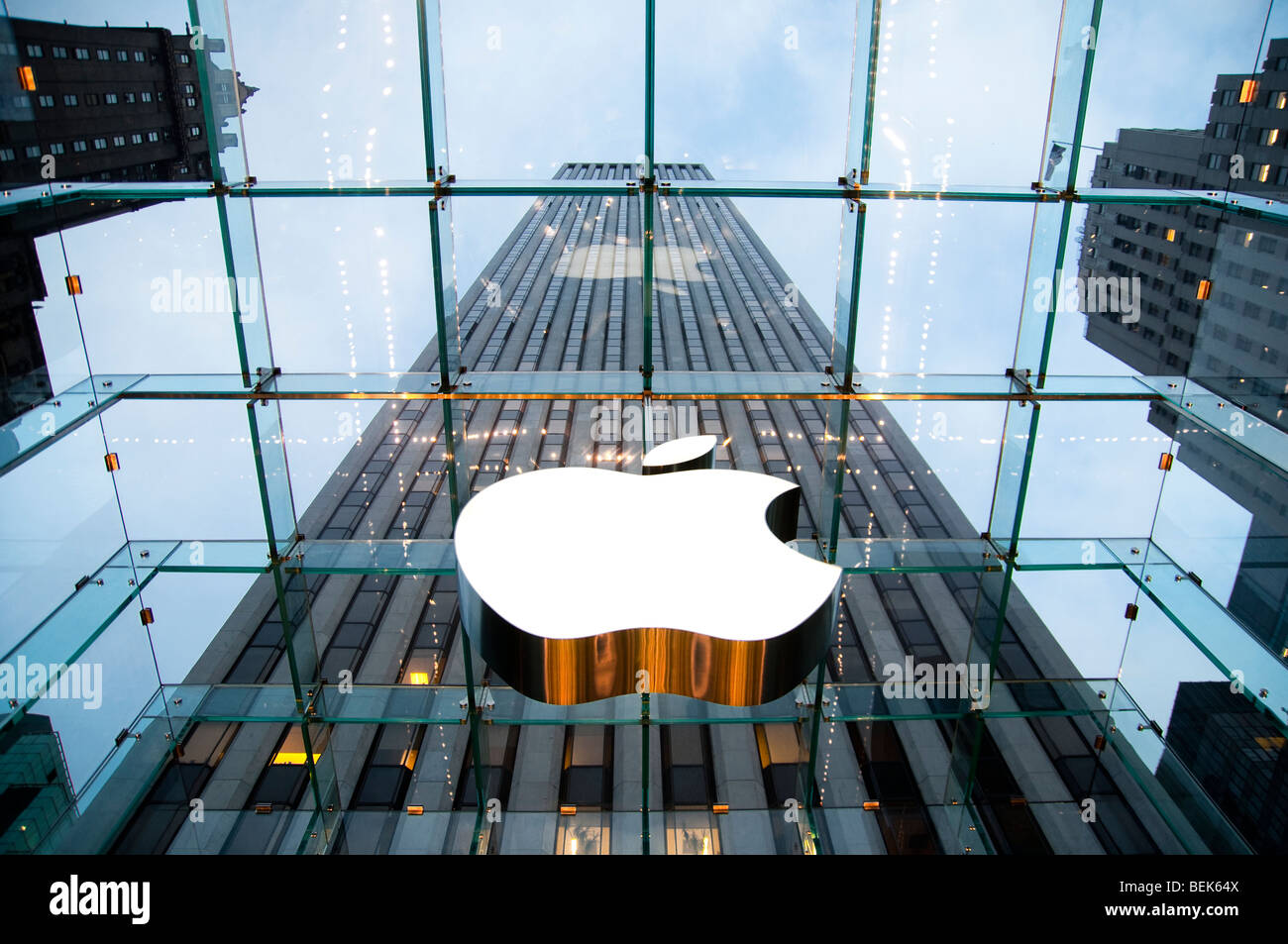 Vue à l'intérieur de l'Apple Store sur la 5e Avenue à New York City, NY USA Banque D'Images