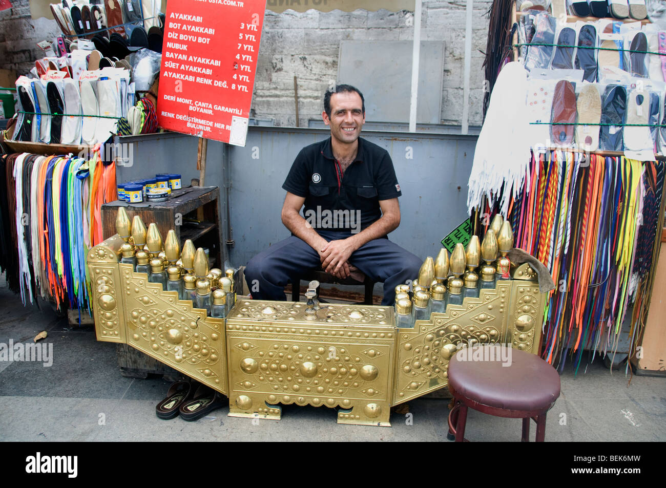 Istanbul Turquie shoeshiner jeune cireur de chaussures cordonnier Banque D'Images