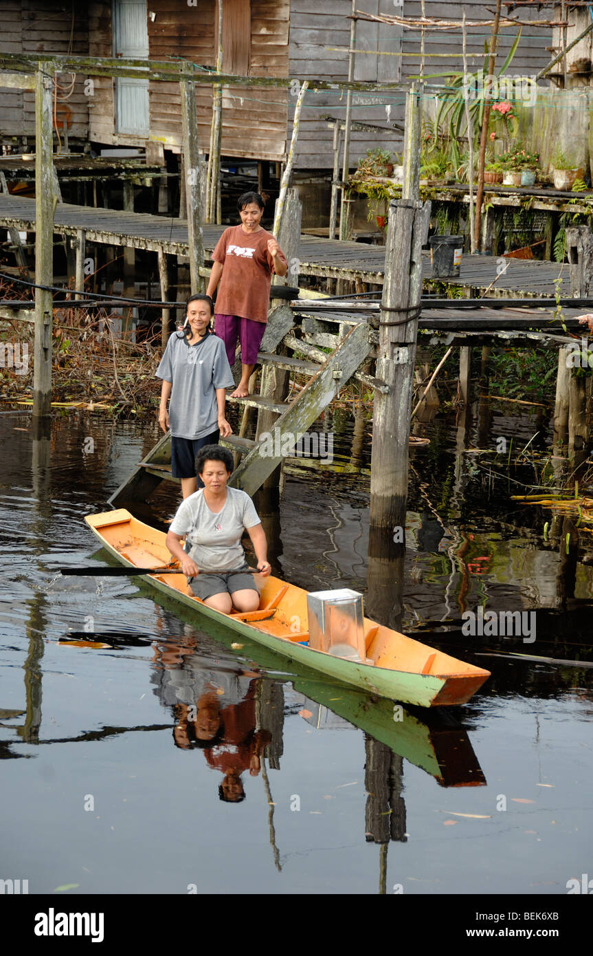 Les femmes sur Melanau pas de maison sur pilotis au village de Kampung Tellien ou & Canoe Mukah Sarawak Malaisie Bornéo Banque D'Images