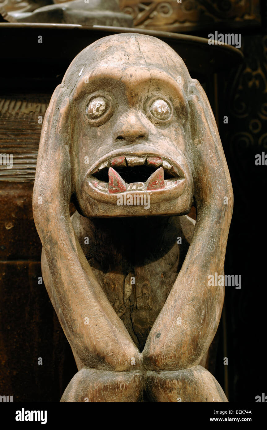 Sculpture tribale primitive ou l'art figuratif d'un esprit de la forêt en bois sculpté du Sarawak Malaisie Bornéo Banque D'Images
