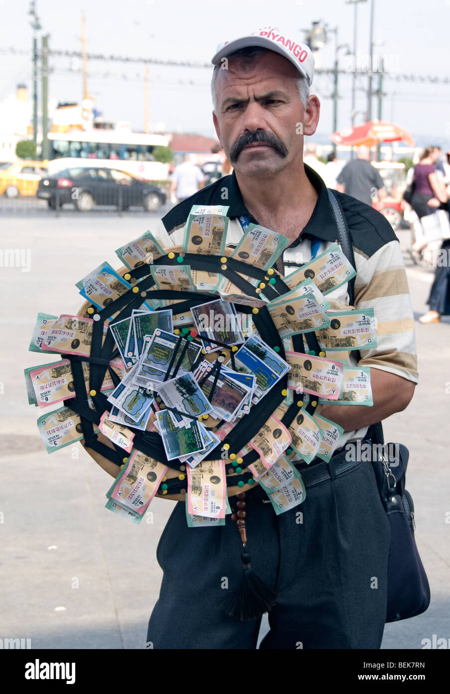 Istanbul Turquie vieil homme gamble de l'argent Loterie Ville Banque D'Images
