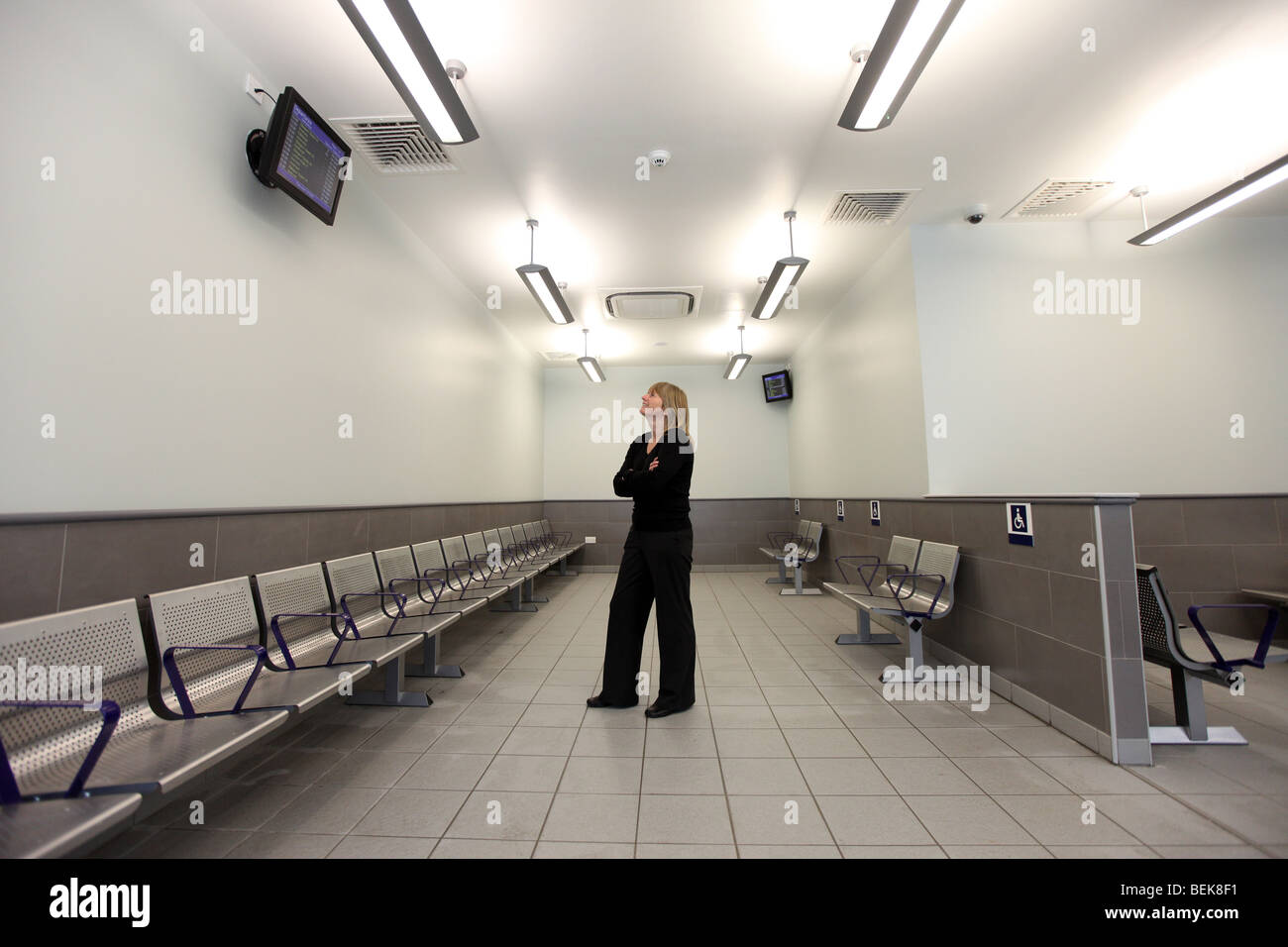 Vérifie les informations des passagers de sexe féminin dans l'écran Scotrail salle d'attente à la gare d'Aberdeen, Écosse, Royaume-Uni Banque D'Images