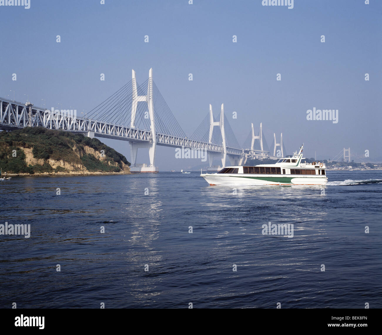 Pont Seto Ohashi, et un bateau de plaisance, préfecture de Kagawa, Japon Banque D'Images
