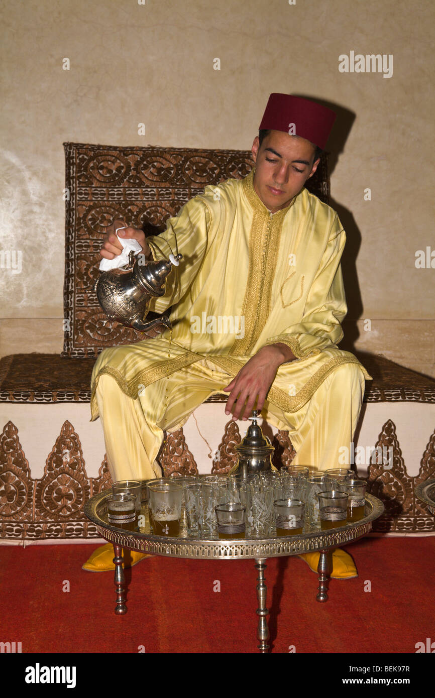 Serveur à l'hôtel en costume traditionnel de verser le thé à la menthe  Essaouira Maroc Photo Stock - Alamy