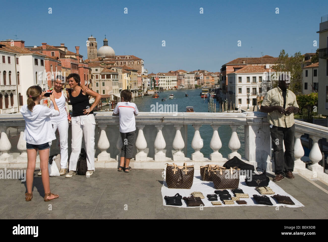 Faux faux produits de designer sacs à main marché noir vendant à la vue des autorités. Ponte degli Scalzi. Venise Italie des années 2009 2000 HOMER SYKES Banque D'Images