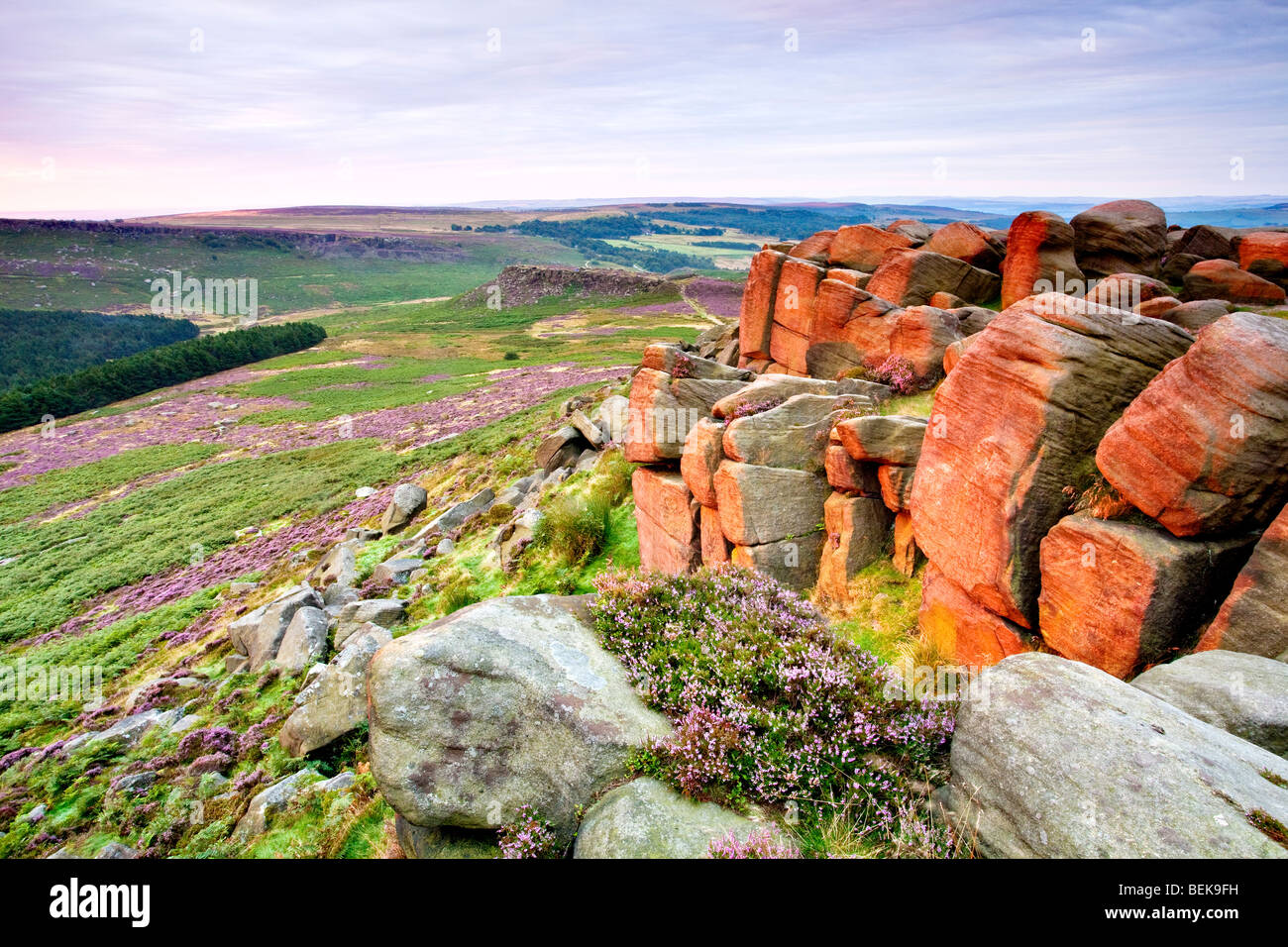 Higger Tor rocks illuminée par la lumière de l'été chaud l'aube dans le parc national de Peak District Banque D'Images