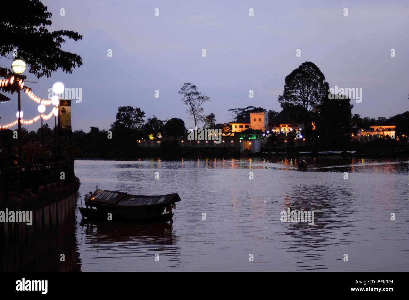 Soir ou le crépuscule sur la résidence du Gouverneur d'Astana et le fleuve ou de la rivière Sarawak Kuching Sarawak Kuching Malaisie Bornéo Banque D'Images