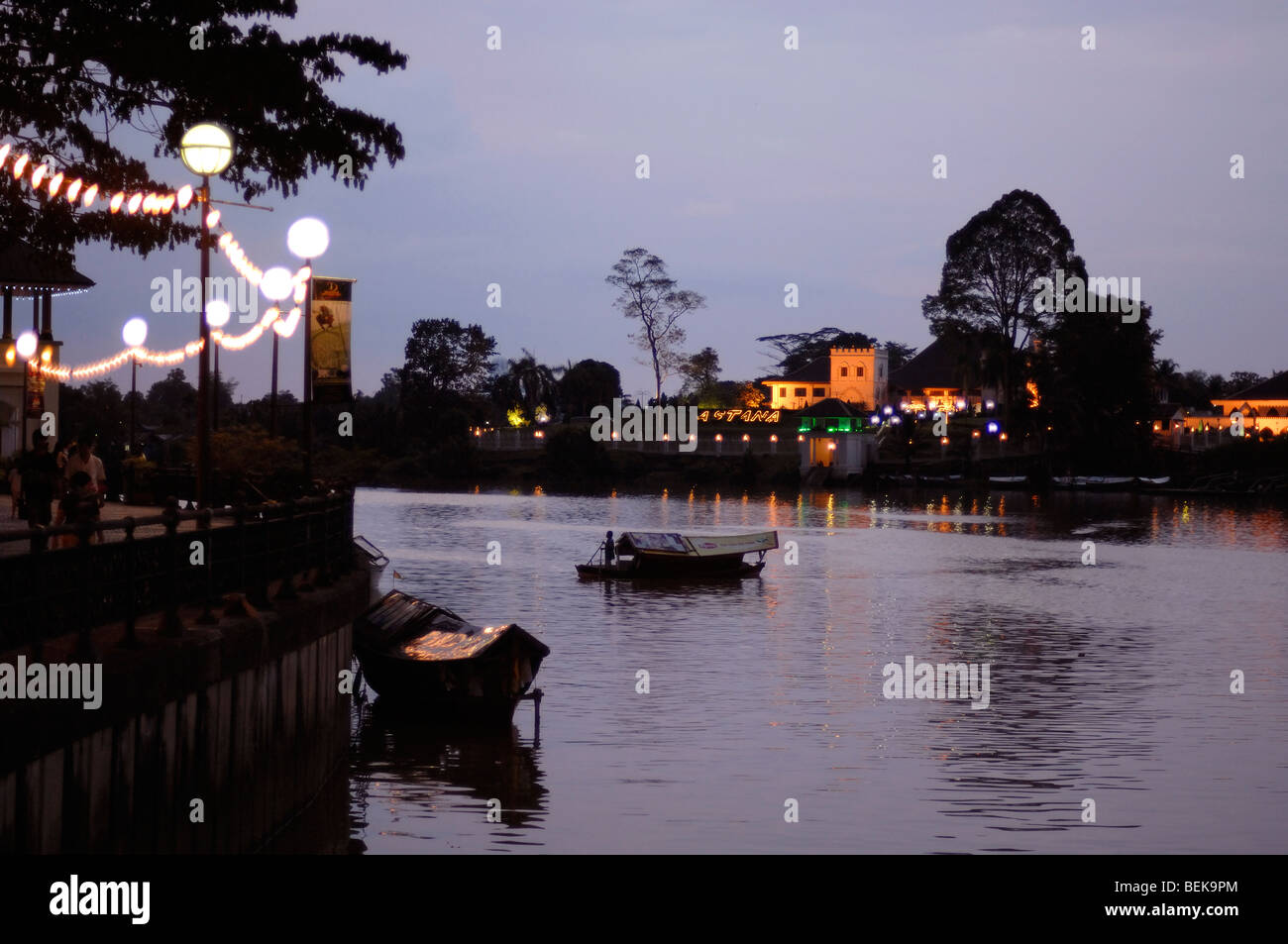 Soir ou le crépuscule sur la résidence du Gouverneur d'Astana et le fleuve ou de la rivière Sarawak Kuching Sarawak Kuching Malaisie Bornéo Banque D'Images