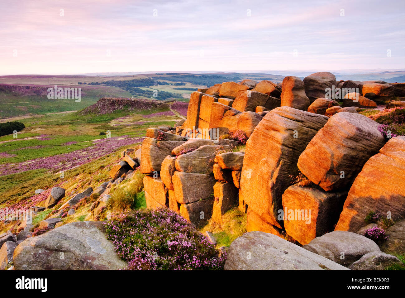 Higger Tor rocks illuminée par la lumière de l'été chaud l'aube dans le parc national de Peak District Banque D'Images